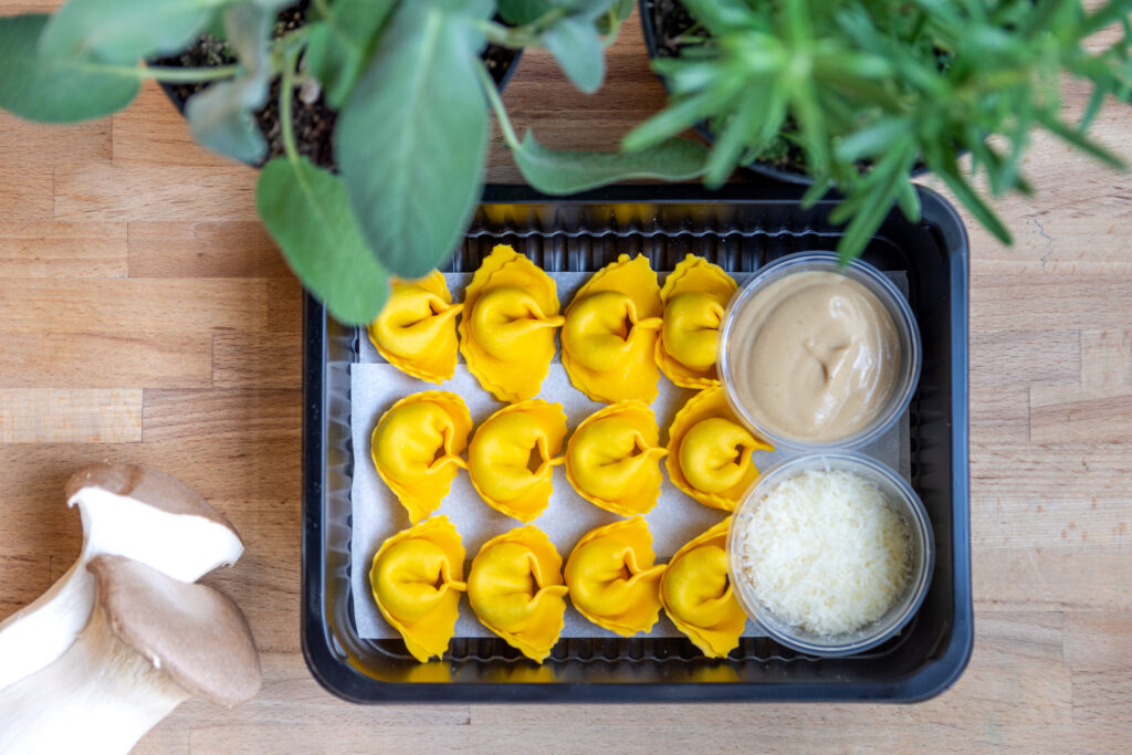 Cappelletti z porem i sosem z borowików